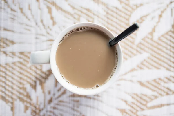 Kawa Sojowa Latte Białym Kubku Czarną Łyżką Tropikalnym Podkładce Ujęcie — Zdjęcie stockowe