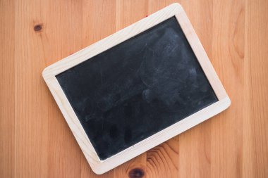 Tahta üzerinde boş kopya alanı olan küçük tahta, metin eklemek için boşluk