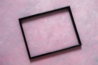 açık pembe bir arkaplan ile el boyalı arkaplan üzerinde metin veya resim için kopyalama alanı ile siyah dikdörtgen çerçeve maketi