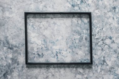 el boyama arkaplanının üzerinde gri mavi renkte resim ya da metin için kopya alanı olan siyah dikdörtgen çerçeve maketi