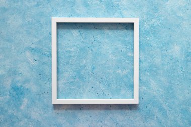 beyaz kare kare çerçeve maketi metin ya da resim için açık mavi renkte arkaplan üzerine kopyalama alanı