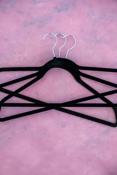 Mode Shopping Concept Groep Kleerhangers Creëren Geometrische Vorm Roze Achtergrond — Stockfoto
