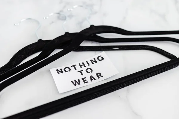 Mode Shopping Concept Niets Dragen Tekst Groep Van Lege Kleding — Stockfoto