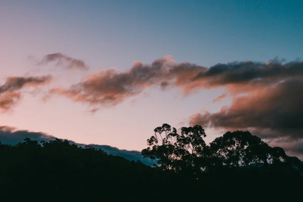 Рожеві Хмари Заходу Сонця Темно Синє Небо Над Горами Силуетами — стокове фото