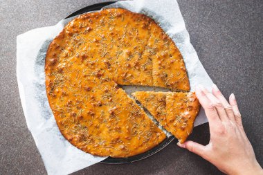 Ev yapımı biberiye Focaccia ekmeği, sağlıklı vegan yemek tarifleri.