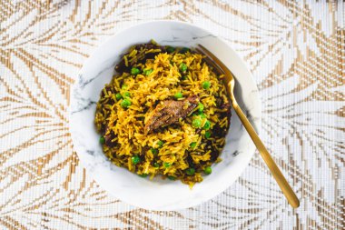 Soya bazlı kızarmış pilav, et parçaları, sağlıklı vegan yemek tarifleri.