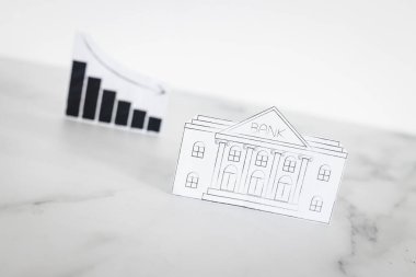İflas ve bankalar kapanış konsepti, arkasında olumsuz istatistikler olan kağıttan yapılmış banka