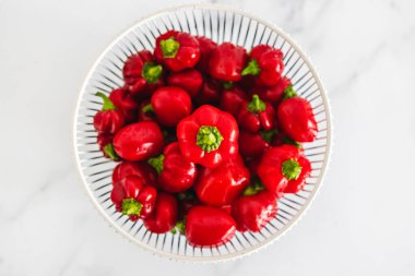 Kasede kırmızı dolmalık biber hasadı, sade ve sağlıklı malzemeler kavramı.