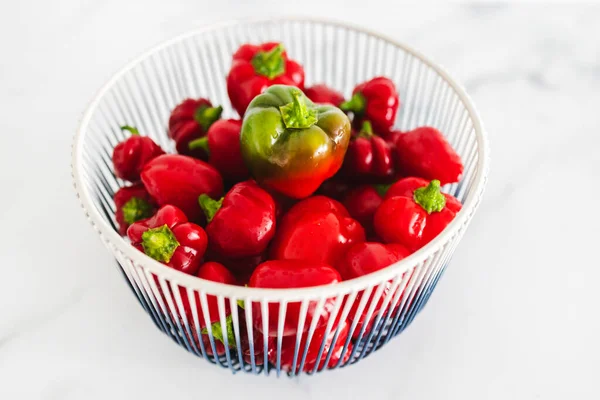 小红辣椒的收获 顶部有一个绿色的碗 概念简单自然健康的配料 — 图库照片