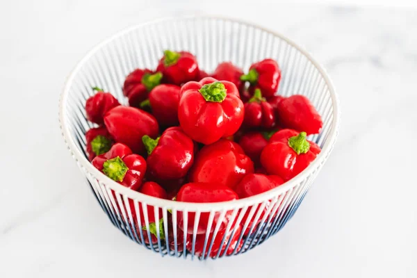 小红辣椒在碗中的收获 简单天然健康配料的概念 — 图库照片