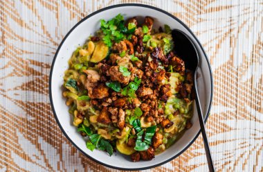 Cevizli yeşil köri ve tofu parçaları, sağlıklı vegan yemek tarifleri.