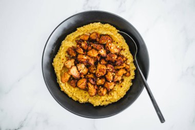 Teriyaki tofu parçalı bitkisel polenta, sağlıklı vegan yemek tarifleri.