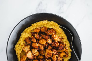 Teriyaki tofu parçalı bitkisel polenta, sağlıklı vegan yemek tarifleri.