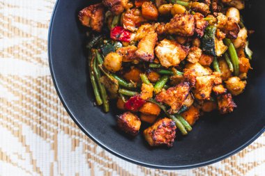 Salamura tofu parçaları ve sağlıklı vejetaryen yemek tarifleriyle birlikte sebze sotesi.