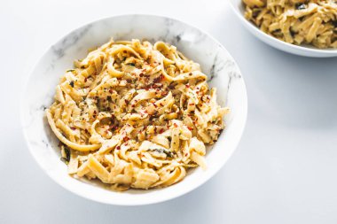 Bitkisel fettuccini makarna kremalı limon sosu, sağlıklı vegan yemek tarifleri.