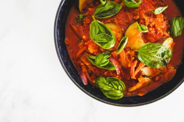 Bitki bazlı kabak ve parmesanlı yumurta, sağlıklı vegan yemek tarifleri.