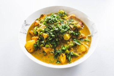 Bitkisel patates ve taze otlu yeşil köri, sağlıklı vegan yemek tarifleri, sağlıklı vejetaryen yemek tarifleri.