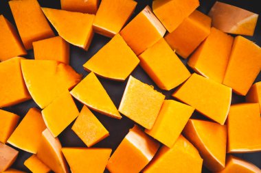 Fırın tepsisinde tereyağlı ezme. Basit, sağlıklı malzemeler kavramı.