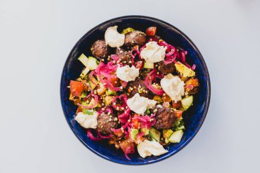 Bitkisel falafel salatası avokado domates kabı ve turşulu soğan, sağlıklı vejetaryen yemek tarifleri.