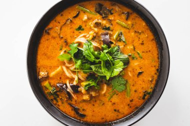 Pirinç erişteli ve sebzeli laksa çorbası, sağlıklı vegan yemek tarifleri.