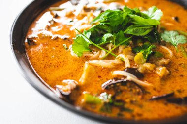 Pirinç erişteli ve sebzeli laksa çorbası, sağlıklı vegan yemek tarifleri.