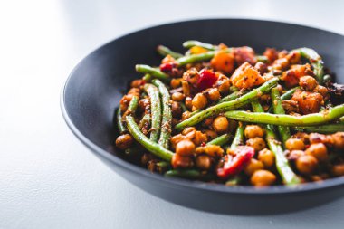 Yeşil fasulyeli sıcak nohut salatası dolma biber ve balkabağı, bitkisel temelli sağlıklı vegan yemek tarifleri.