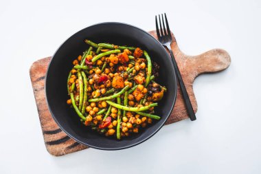 Yeşil fasulyeli sıcak nohut salatası dolma biber ve balkabağı, bitkisel temelli sağlıklı vegan yemek tarifleri.