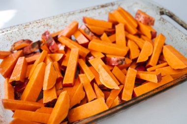 Patates kızartması. Kavrulmadan önce el yapımı fırın tepsisi. Basit, sağlıklı malzemeler kavramı.