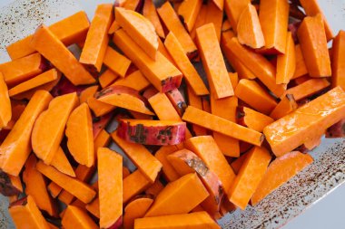 Patates kızartması. Kavrulmadan önce el yapımı fırın tepsisi. Basit, sağlıklı malzemeler kavramı.