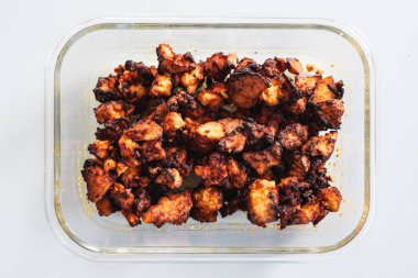 Teriyaki salamura edilmiş tofu parçaları cam kabın içinde, yakın çekim, basit, sağlıklı malzemeler konsepti.