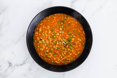 Tikka masala soslu bezelye ve arpa, sağlıklı vegan yemek tarifleri.