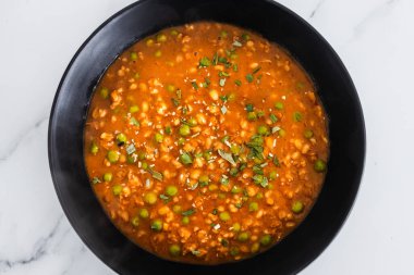 Tikka masala soslu bezelye ve arpa, sağlıklı vegan yemek tarifleri.