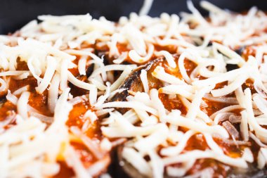 vejetaryen patlıcan parmesan peynirli ve domates soslu sağlıklı yemek tarifleri.