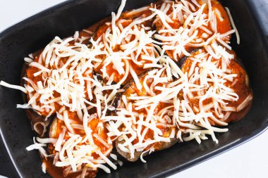 vejetaryen patlıcan parmesan peynirli ve domates soslu sağlıklı yemek tarifleri.