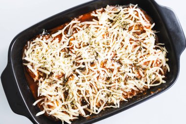 vejetaryen patlıcan parmesan peynirli ve domates soslu sağlıklı yemek tarifleri.