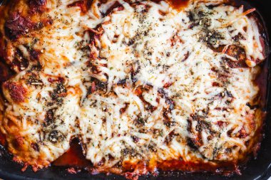 vejetaryen patlıcan parmesan peynirli ve domates soslu sağlıklı yemek tarifleri.