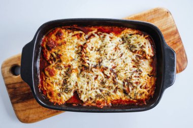 vejetaryen patlıcan parmesan peynirli ve domates soslu sağlıklı yemek tarifleri.