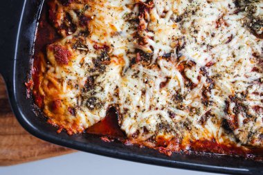 vejetaryen patlıcan parmesan peynirli ve domates soslu sağlıklı yemek tarifleri.