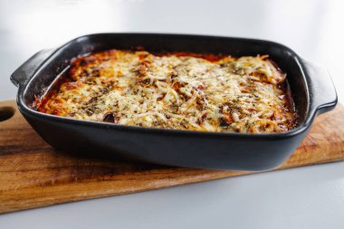 vejetaryen patlıcan parmesan peynirli ve domates soslu sağlıklı yemek tarifleri.