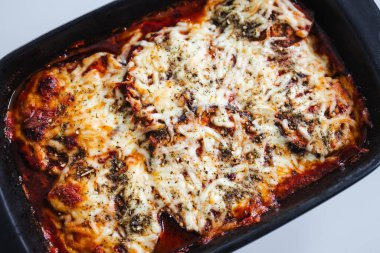 vejetaryen patlıcan parmesan peynirli ve domates soslu sağlıklı yemek tarifleri.