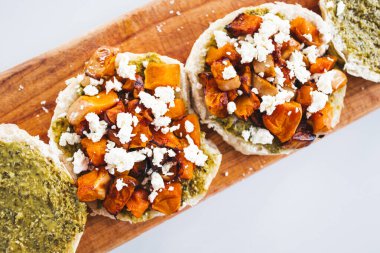 Vejetaryen soslu, balkabaklı, peynirli börek, sağlıklı yemek tarifleri.