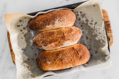 Kağıt üzerinde ev yapımı çavdar ekmeği ekmeği, sağlıklı yemek tarifleri.