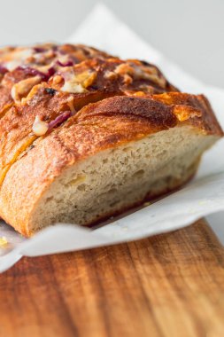 Peynirli ev yapımı ekmek ve karamelli soğan, yemek tarifleri.