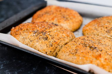 Haşhaş tohumlu ev yapımı ekmek ruloları, sağlıklı vegan tarifleri.