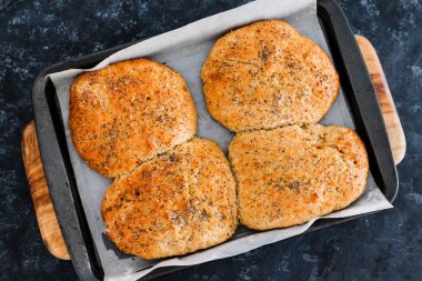 Haşhaş tohumlu ev yapımı ekmek ruloları, sağlıklı vegan tarifleri.