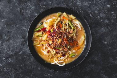 Sebzeli, kızarmış arpacık soğanlı, sebzeli ramen, sağlıklı yemek tarifleri.