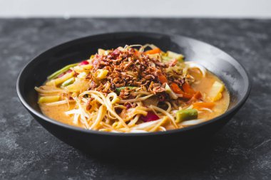 Sebzeli, kızarmış arpacık soğanlı, sebzeli ramen, sağlıklı yemek tarifleri.