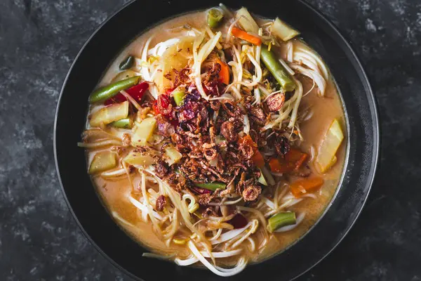 Sebzeli, kızarmış arpacık soğanlı, sebzeli ramen, sağlıklı yemek tarifleri.