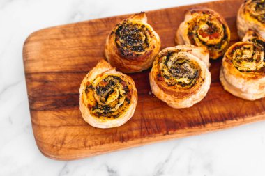 balkabağı ıspanağı ve peynirli börekler ahşap kesim tahtasında, taze baekd ve ev yapımı, sağlıklı yemek tarifleri