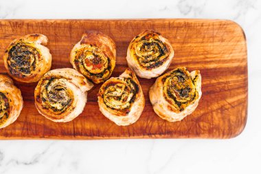 balkabağı ıspanağı ve peynirli börekler ahşap kesim tahtasında, taze baekd ve ev yapımı, sağlıklı yemek tarifleri